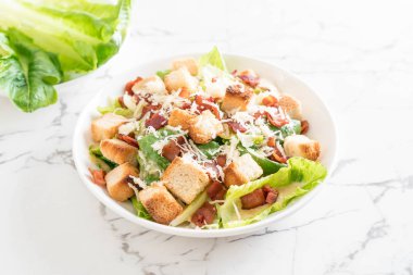 Sezar salatası masasında