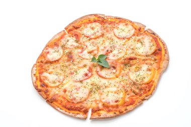 Beyaz arka plan üzerinde izole domates pizza