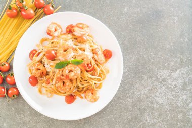 Spagetti karides, domates, fesleğen ve peynir ile 