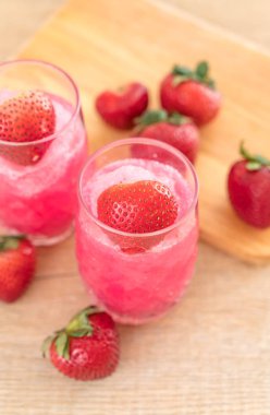 taze çilek smoothie 