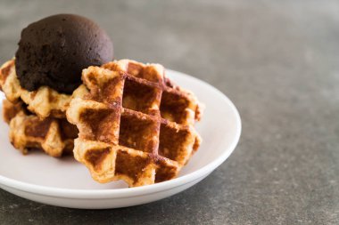 Çikolatalı dondurmalı waffle 