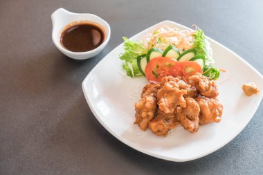 kızarmış piliç tonkatsu sos ile