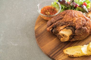 Gevrek domuz knuckle veya Alman domuz Hocks