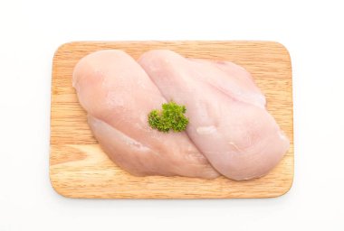 Taze çiğ tavuk filetosu.