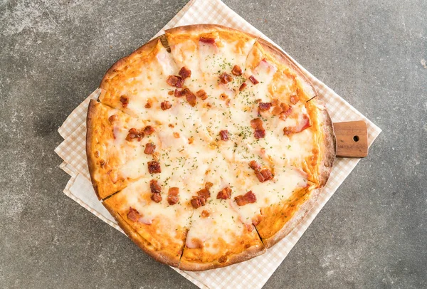 Pizza mit Speck und Käse — Stockfoto