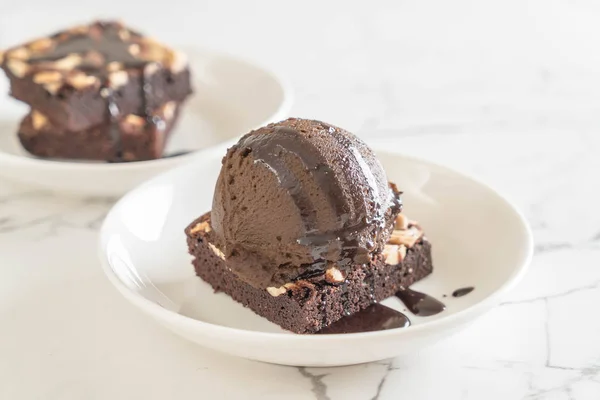 Шоколадные пирожные с шоколадным мороженым — стоковое фото