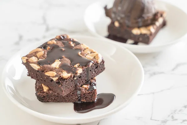 Chocolate brownies com molho de chocolate — Fotografia de Stock