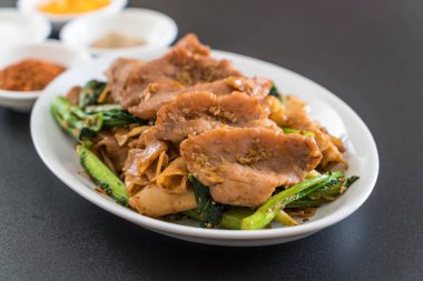 soya sosu ve domuz kızarmış noodle 