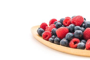 taze yaban mersini ve rasberry beyaz