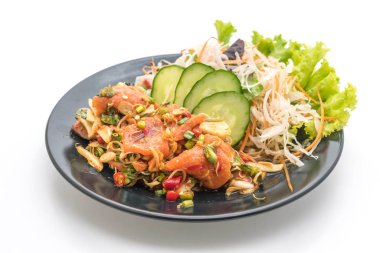 taze somon çiğ baharatlı salata