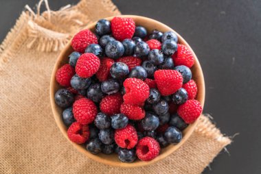 taze yaban mersini ve rasberry 