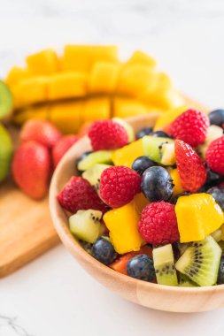 karışık taze meyve (çilek, ahududu, yaban mersini, kivi, mang