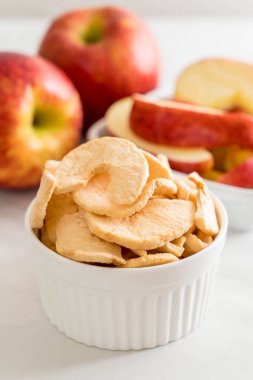 Kurutulmuş elma cips