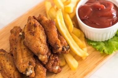 Kızarmış tavuk kanadı.