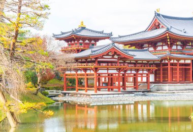 Güzel mimari Byodo içinde Kyoto tapınakta.