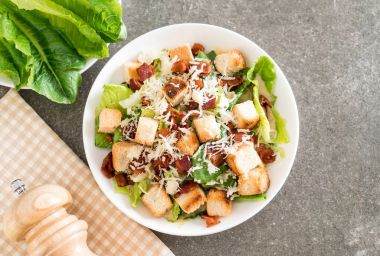 Sezar salatası masasında