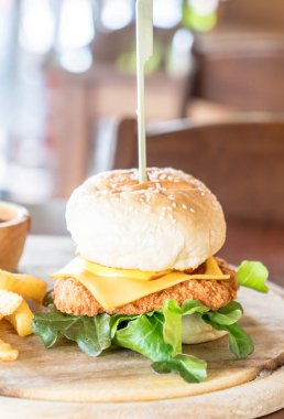 Peynirli hamburger ile kızarmış tavuk