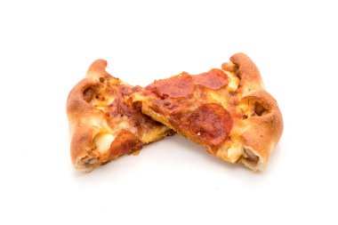 Beyaz zemin üzerine ev yapımı biberli Pizza 