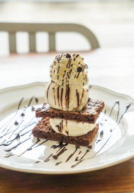 vanilyalı dondurma ile çikolatalı kek