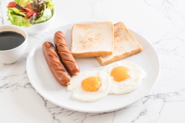 sosis ve ekmek ile kızarmış yumurta