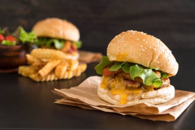 Ev yapımı taze lezzetli burger Close-Up 