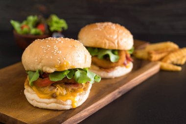 Ev yapımı taze lezzetli burger Close-Up 