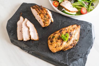Izgara tavuk filetosu. 