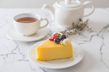 peynirli kek çilek ve yaban mersini