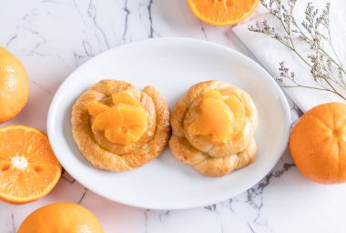 Turuncu plaka üzerinde tart