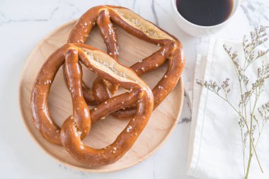 tuzlu kraker ekmek plaka üzerinde