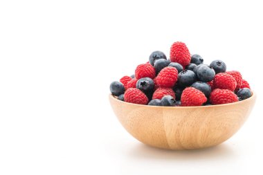 taze yaban mersini ve rasberry beyaz