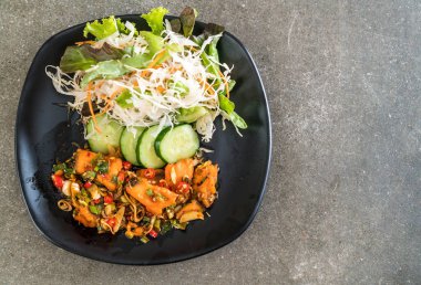 Kızarmış somon baharatlı salata