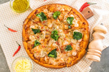 Baharatlı karides (Tom Yum) pizza