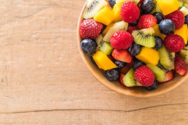 karışık taze meyve (çilek, ahududu, yaban mersini, kivi, mang