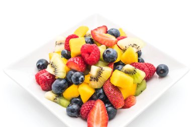karışık taze meyve (çilek, ahududu, yaban mersini, kivi, mang