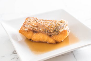 Kızarmış balığı balık balık sosu ile