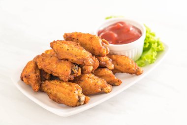 Kızarmış tavuk kanadı.