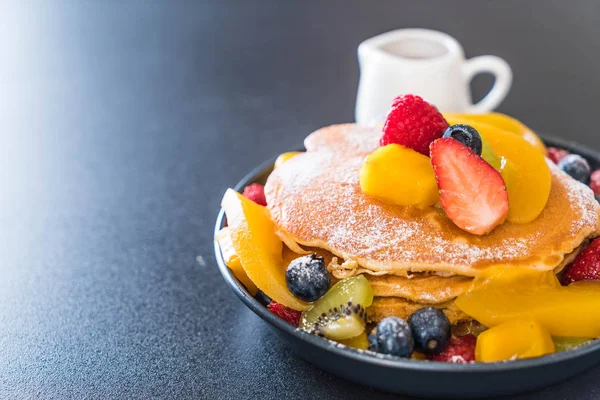 Pannenkoek met mix fruit — Stockfoto