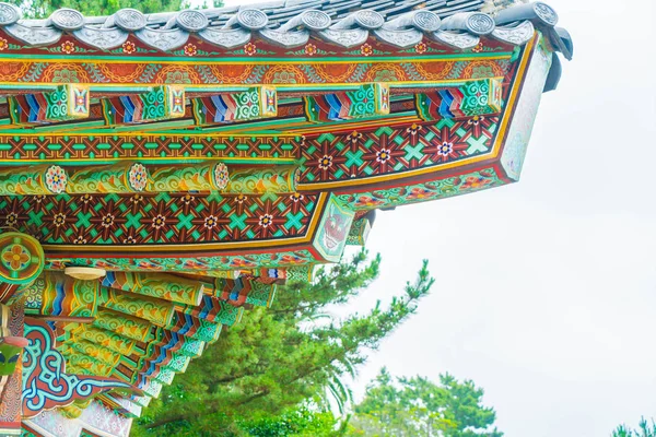 Temple Yakcheonsa à l'île de Jeju, Corée du Sud — Photo