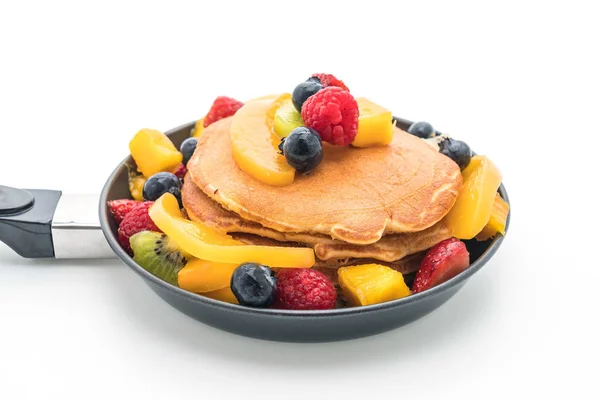 Pancake dengan buah campur (strawberry, blueberry, raspberry, m — Stok Foto