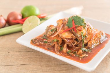 Baharatlı uskumru salatası