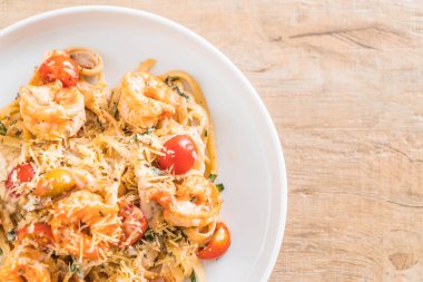 Spagetti karides, domates, fesleğen ve peynir ile 