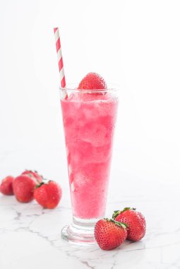 taze çilek smoothie 