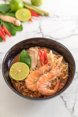 Karidesli baharatlı hazır şehriye çorbası.