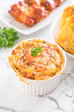 peynir ve yengeç sopa ile pişmiş makarna