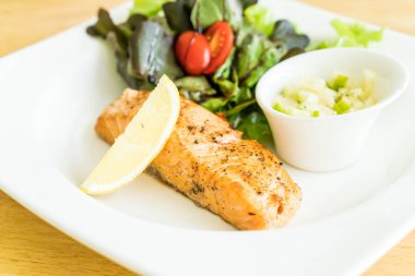 Somon steak salata ile