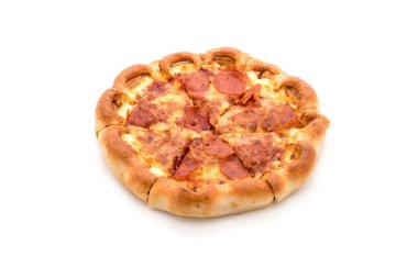 Beyaz zemin üzerine ev yapımı biberli Pizza 