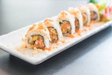 suşi roll maki tempura