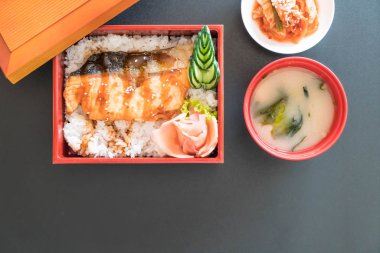 Teriyaki somon kutusunu küme üst pirinç