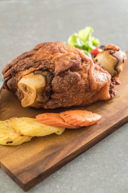 Gevrek domuz knuckle veya Alman domuz Hocks